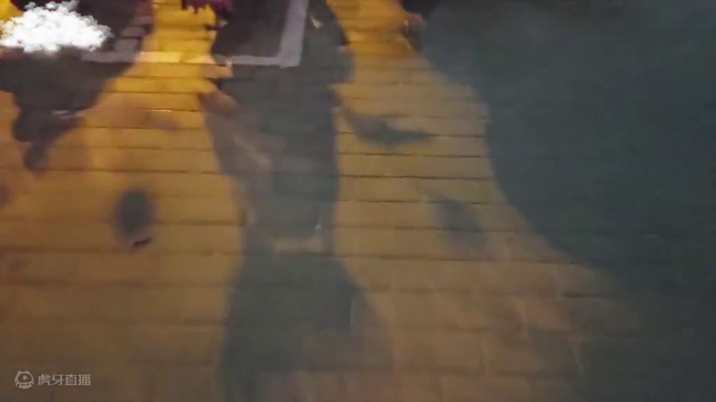 在外面也可以和陌生人一起吃饭，你学到了吗#酷酷的鑫 #户外 #搭讪