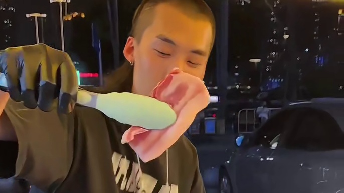 夜市里18一份的烤肉，烤的焦香真的很好吃吃～老板也很酷～