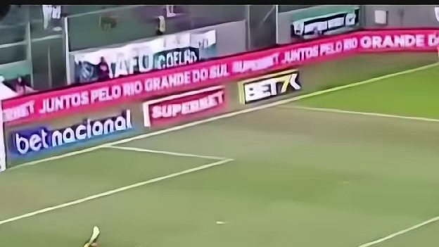 球场上的一粒进球，见证了足球的激情与争议！#足球