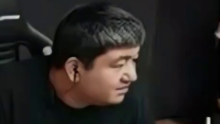 秀队抓到花泽侧身结果枪水被反秒，打两个大残急得秀队面目狰狞