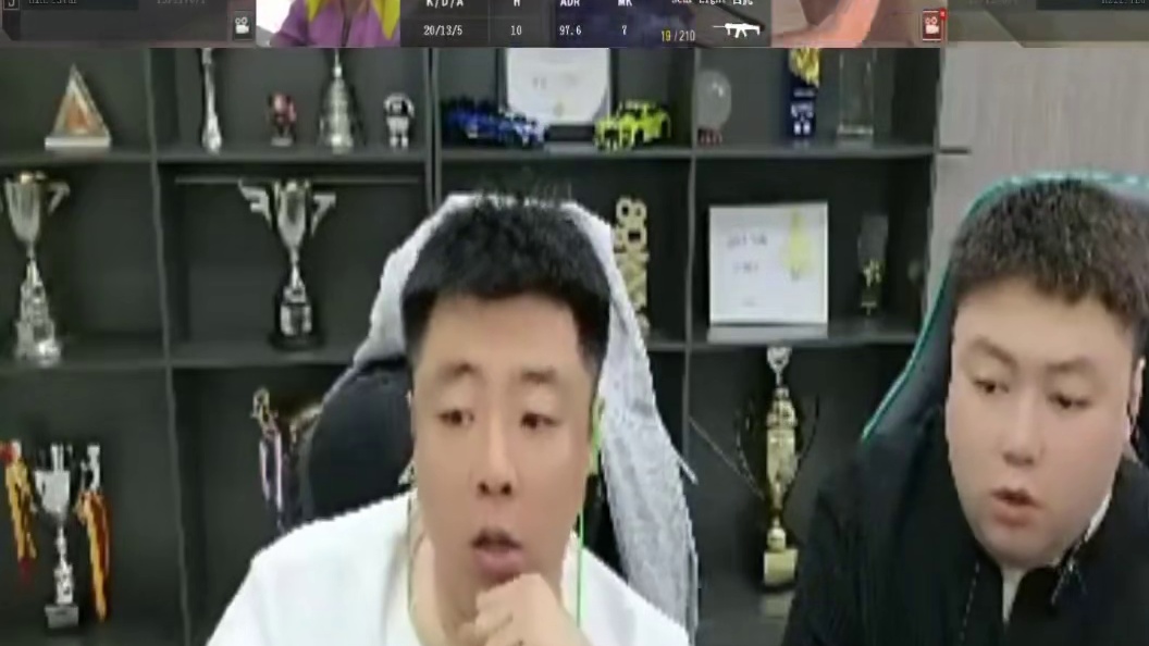 各大职业选手们看，金大哥17秀关键局残血残局1v2。风骚走位拿下对面！全员卧槽！