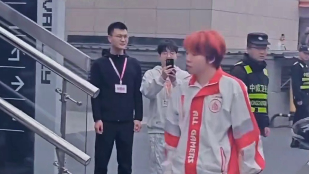 不愧是AG，现场外爆满了人来看长生他们，今日AG还安排了轿车来护送，太有排面了，势必拿下