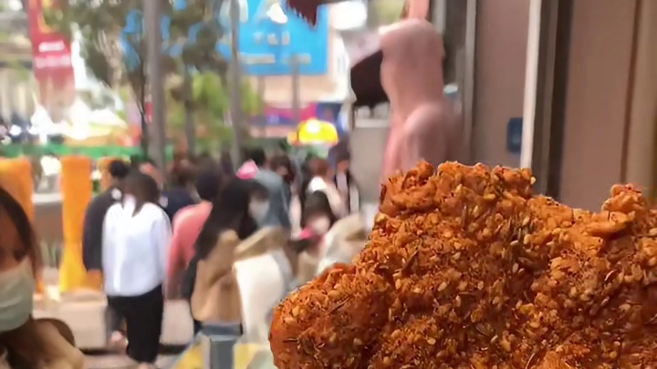 又来吃卷饼了！老板还新上了一款油炸大牛蛙，外酥里嫩超级好吃！