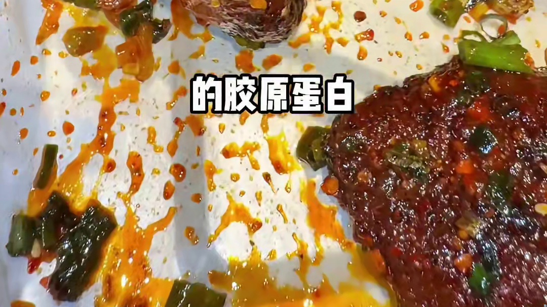 先卤后烤的无骨猪蹄，铺满香菜的牛肉，裹满洋葱的腰片有点辣越拉越好吃