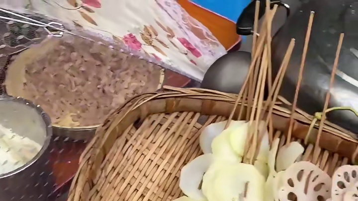 重庆小学门口5毛一串的香辣串串跟4块满满一大碗的凉皮凉面，加了糖也好好吃啊～