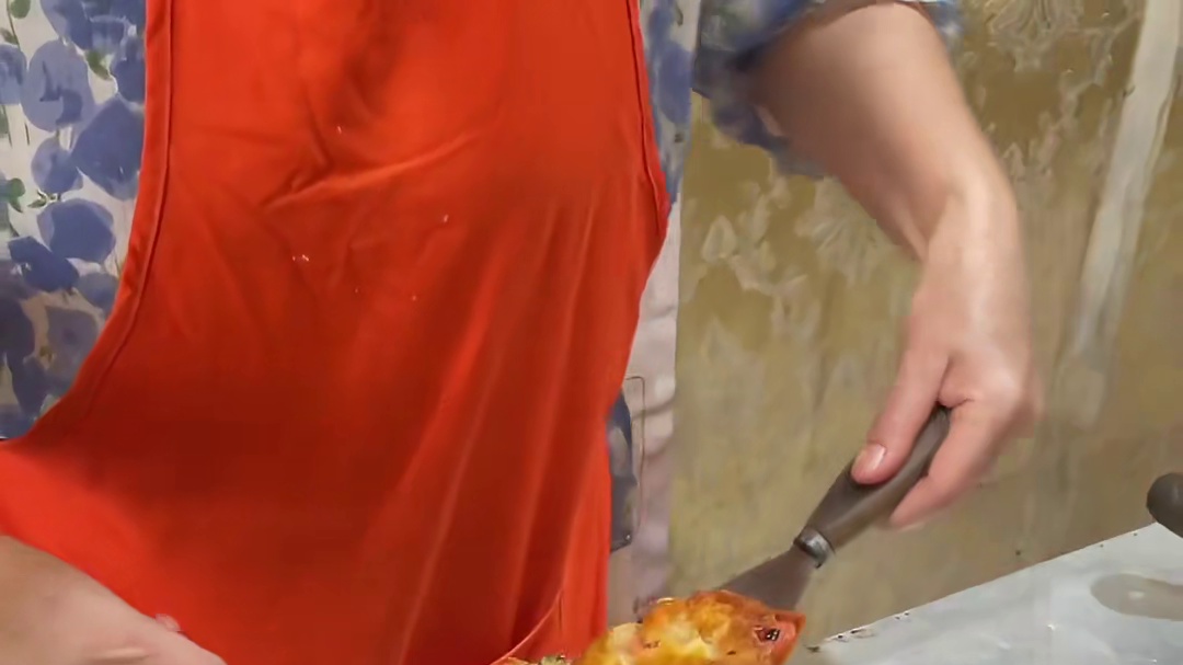 开在贵阳深巷的特色美食洋芋粑，加火腿肠加葱 蘸辣椒面 番茄酱是真的绝