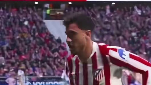 绿茵场上并肩作战，兄弟们一起踢球真带劲