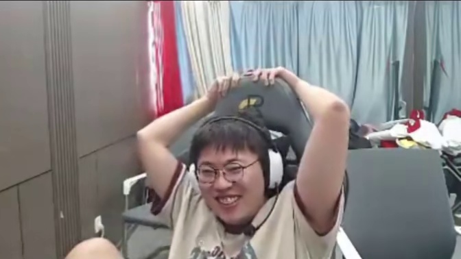 狂魔哥观看墨子联动奥特曼新皮肤！