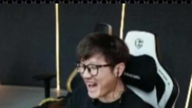 老白看AG队内语音 五打一宠儿说别抓你旭哥他是苟人头的