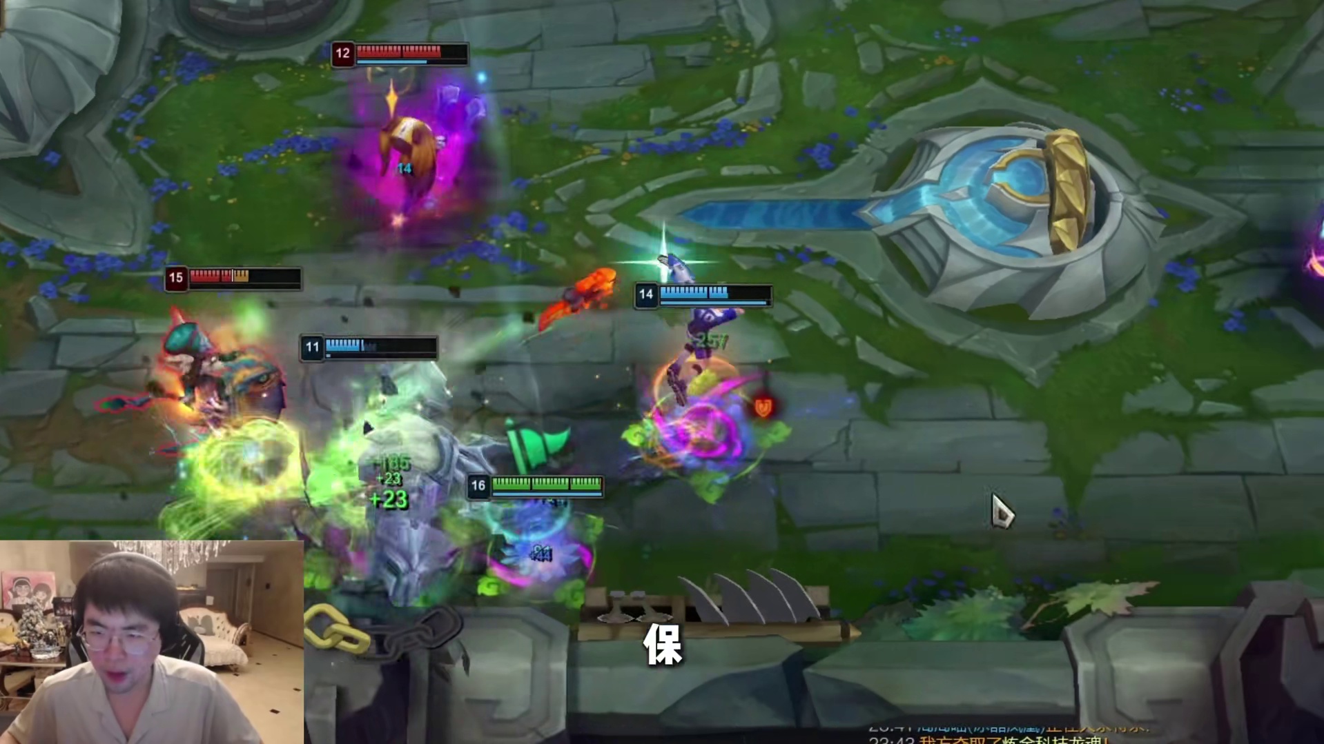 老RNG组排姿态对Karsa贴脸开大，姿态换摄像头位置导致刘刘汪素颜意外露出，给刘刘汪阴惨了