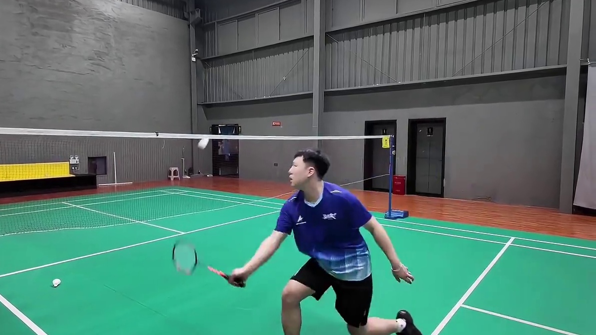 波力雷钧80球拍测评 这把算是重炮手的心头爱，出球果断且具有侵略性，完全不输雷霆80的那