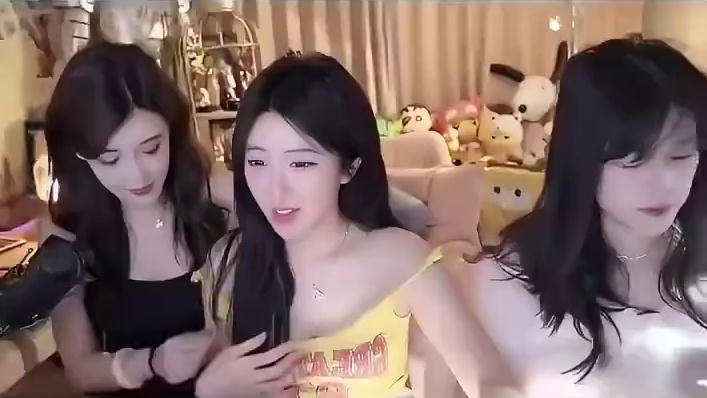 这3个老斑鸠，现在就靠这整活了。  ​