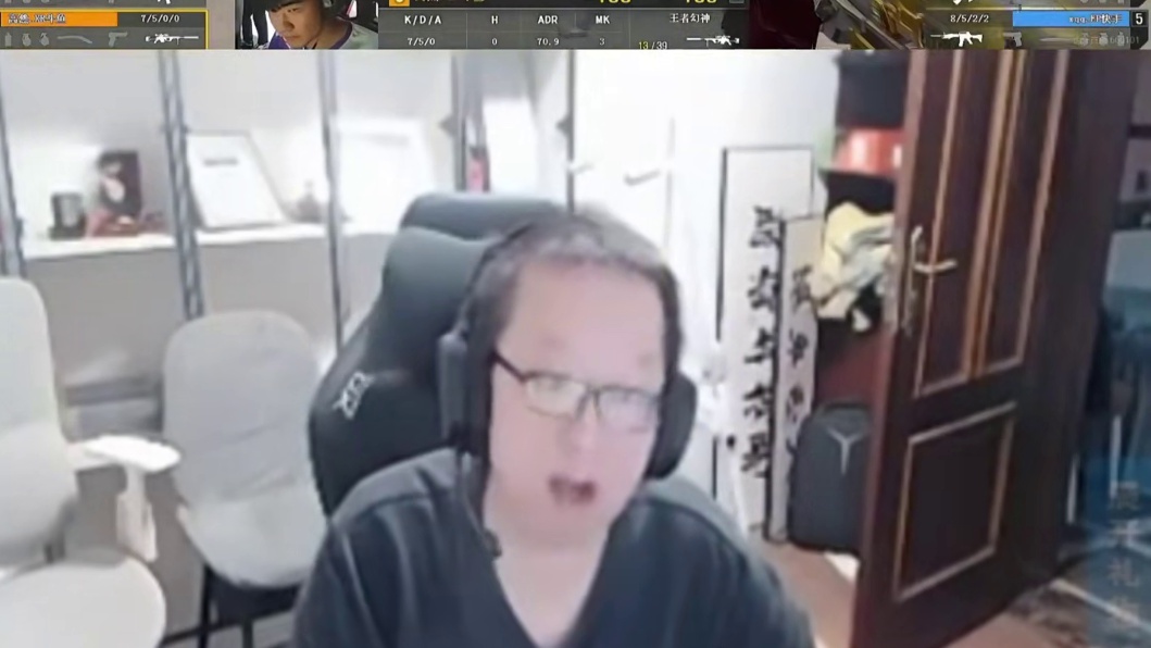 倔鸡又带熊大熊二节奏是吧 分别是来自白鲨的嘉伟跟AG的老头突破欧欧