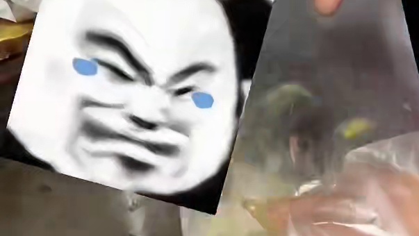 深夜街边的煎饼果子摊，加丹东大草莓，一共花80买了个特色煎饼果子