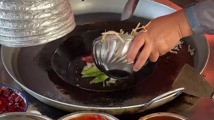 贵阳深巷铁板炒饭，30多种菜随便夹，小菜、窖水管饱