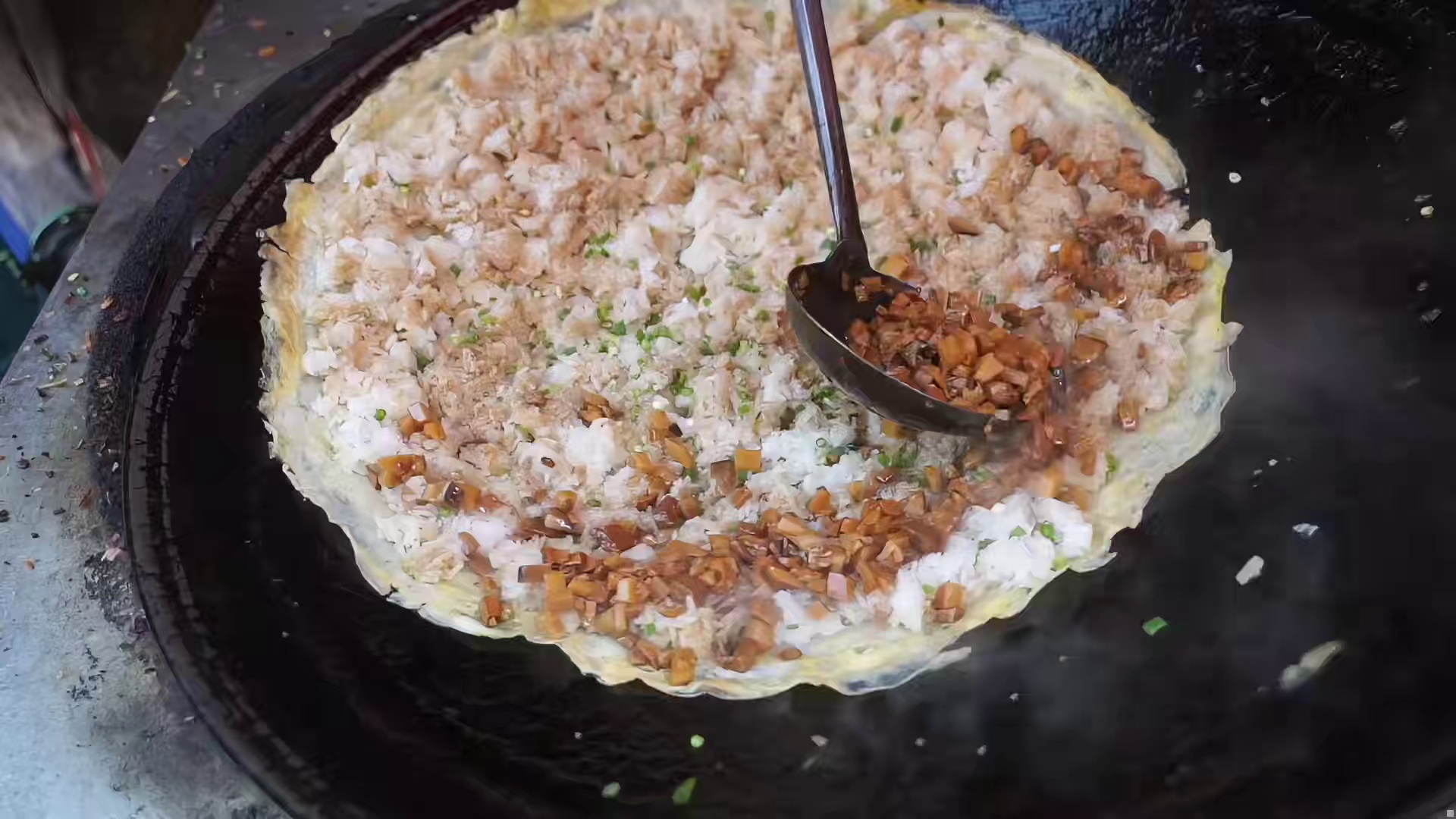 藏在武汉小区里的早餐摊，55岁大叔做豆皮35年，6元1份排队吃