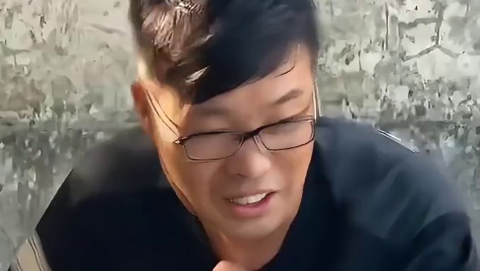 下水之前：我不信逮不着你，下水之后：快来救我