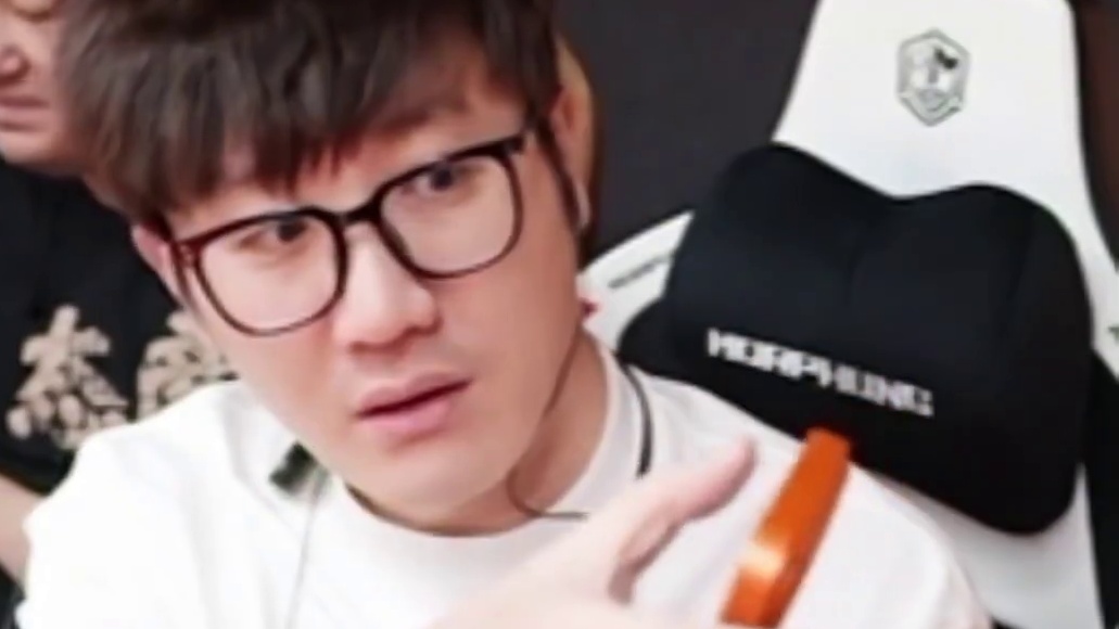 老白说吴楠管青训后特别认真 每天都在汇报工作 表示给教练西莫整的压力很大 西莫也在疯狂的工作