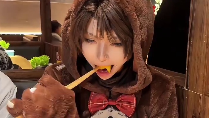 他给我夹菜，他人真好。 下次碰到小丑带他身边去。