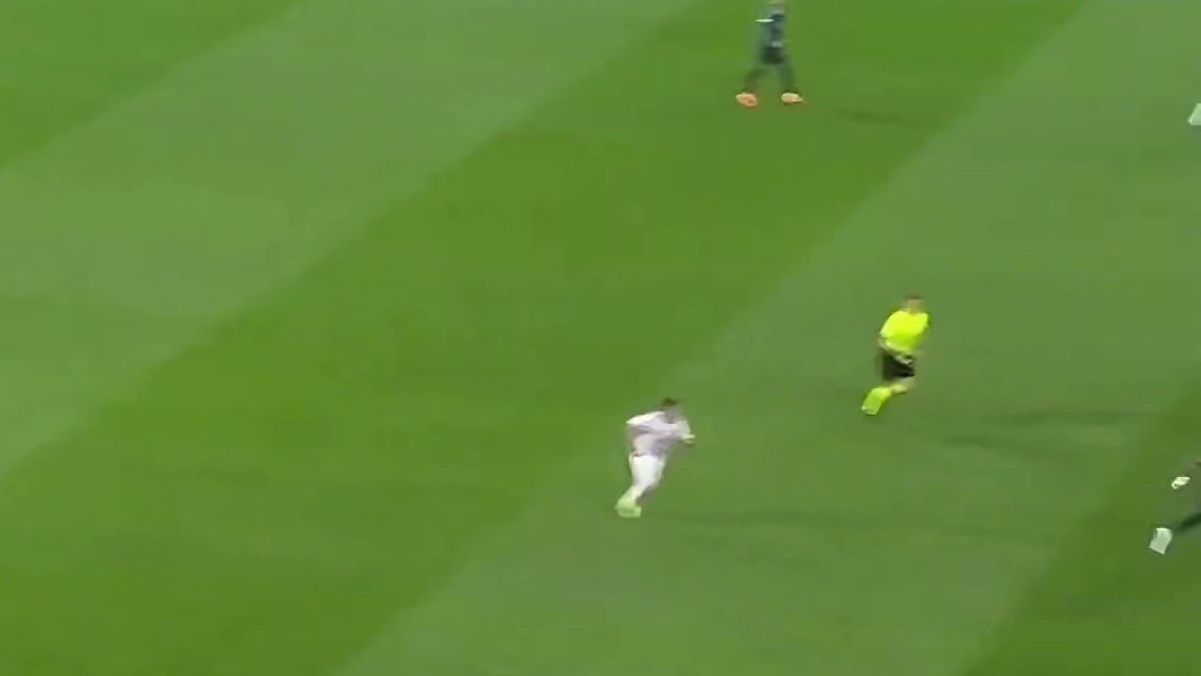 只需一传一射，进球尽在掌握 #足球