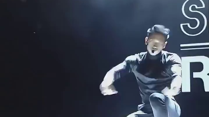 扫腿舞是原版动作难度太高学不会 所以精简成一条腿在那动搞成擦边了吧