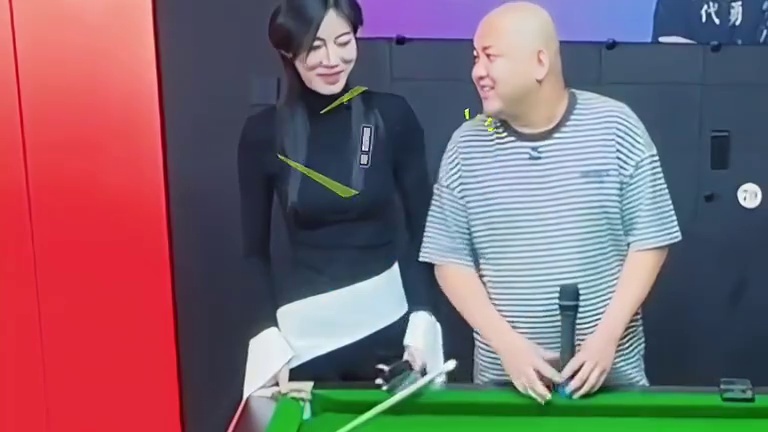 王思诺和师傅代勇 比拼地摊台球