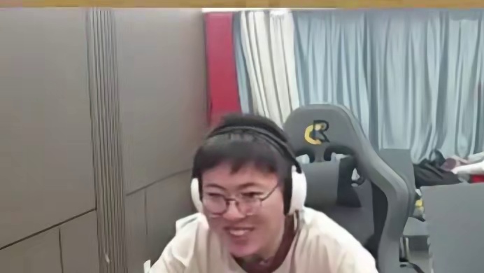 狂魔哥第一次玩迷你世界竟然发现有人用自己双亲照片当头像