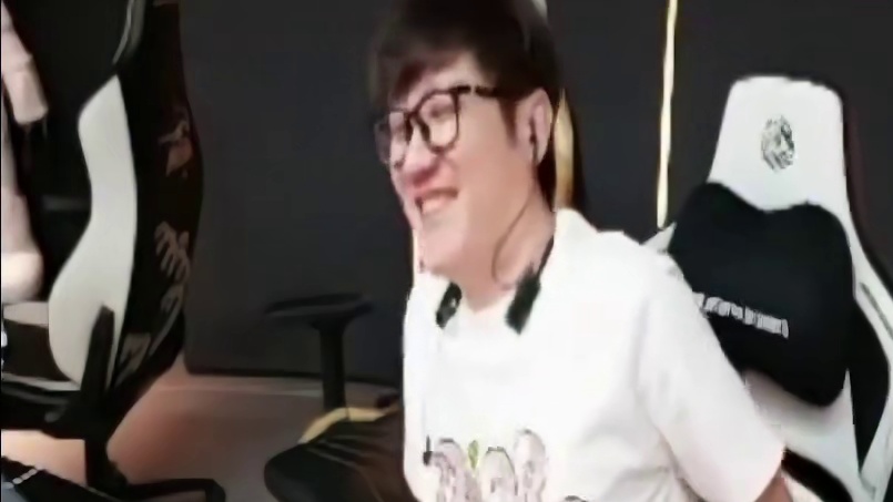 AG赛后语音回，122残局1v1。欧欧报假血说打头了90！122打完残局都蒙了一看是满血！