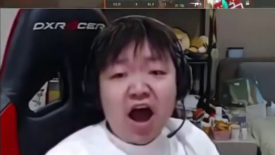 各大职业选手们看，嘉玮化身雷神！一颗手雷炸死三个！全员看傻了。