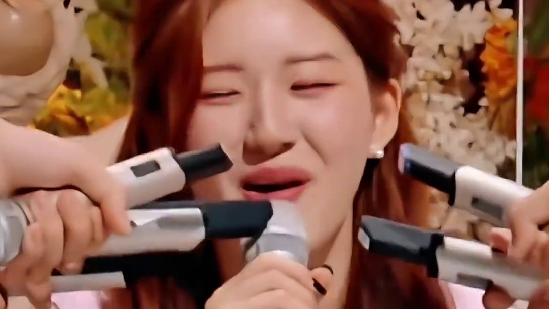 何老师：赵露思你的话筒拿反了！