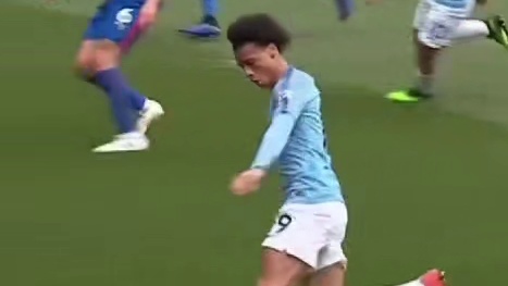 英超后卫无畏拼搏，坚守防线诠释竞技体育精神