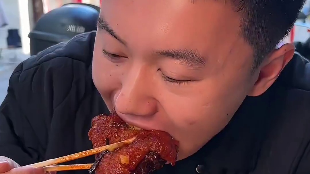 柳州街头的螺蛳泡面，螺蛳粉汤底加上泡面简直绝了！