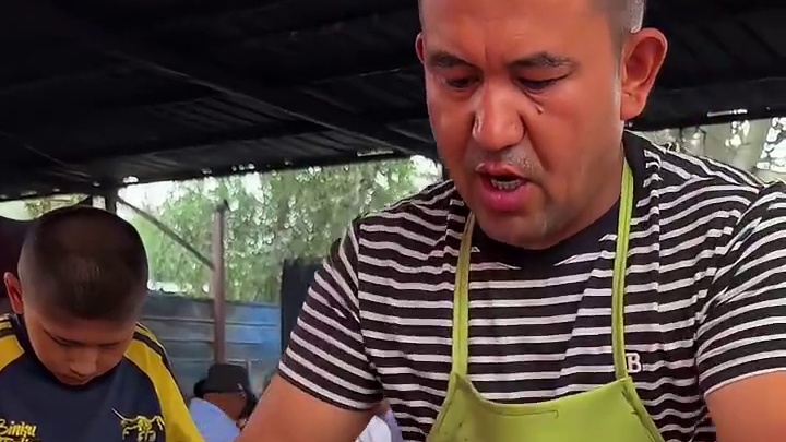 新疆街头烤包子 满满肉馅这看着也太香了