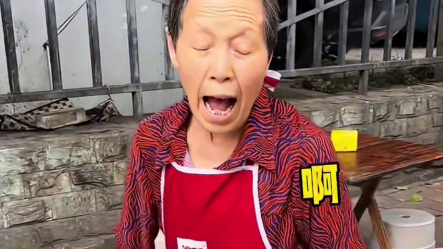 在校门口坚持摆摊二十多年！5毛一串！