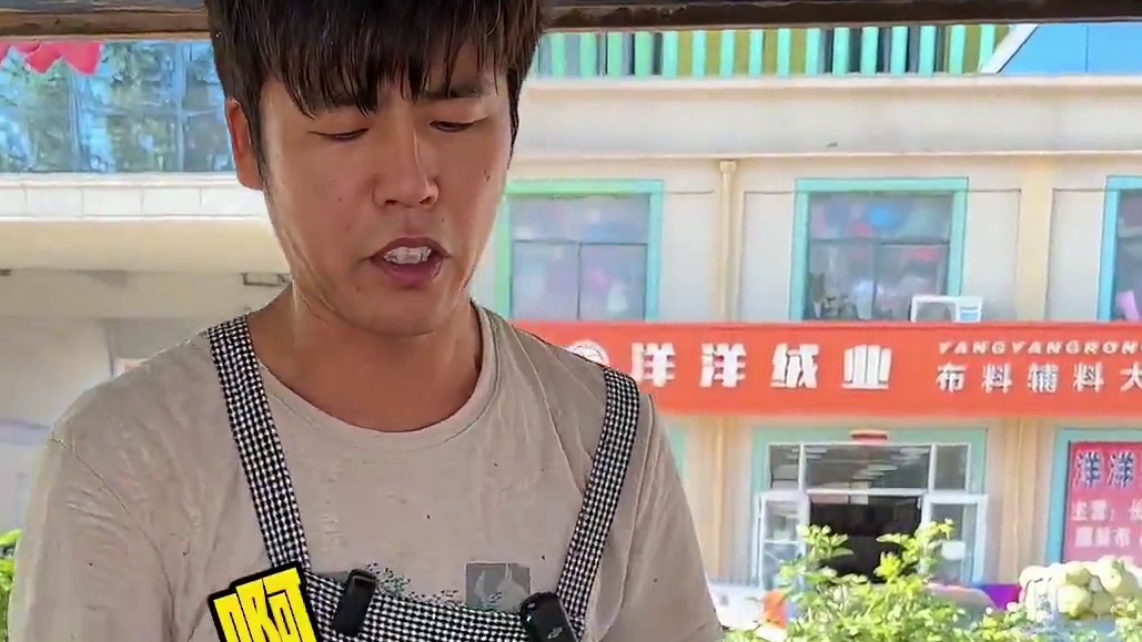 这次见到饼伦哥，发现他真的是一个很低调，很认真，很努力的人。8块钱一个的饼（原价8块，我是加了料才是10.5），卷起来有我两个胳膊这么粗。5毛钱的辣条，都不愿意涨价到1块钱卖。尽管……