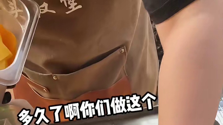 街头偶遇鲜虾牛肉汉堡，35元一个，老板说是纯手工打的牛肉！鲜虾跟牛肉的搭配好好吃~