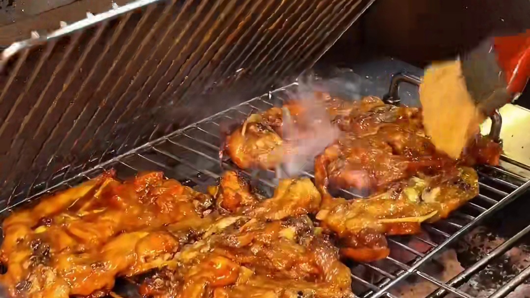 外焦里嫩的炭烤大鸡架，满满都是肉。真的太好吃拉！