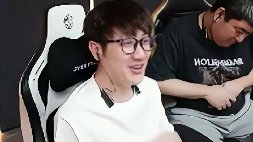 全联盟最没有话语权的教练，ying2暂停期间全程一言不发，宛如吉祥物看得老白绷不住