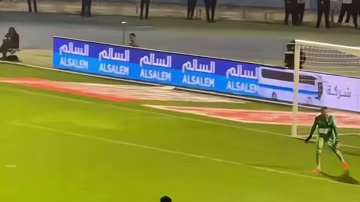 罗哥打完仗回来发现俱乐部多了好几个奖杯