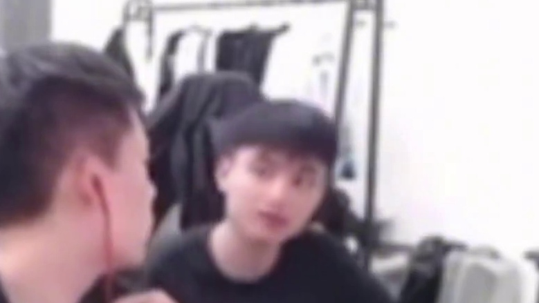 嘉伟是真想来白鲨啊 把车停在白鲨车库，主动来报道 念旧直言我不知道嘉伟哥什么意思