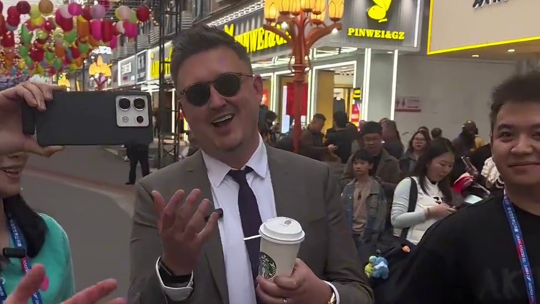 2026玉山斯诺克世界公开赛即将开打，球员们来到将军庙步行街游览玉山风光！ #