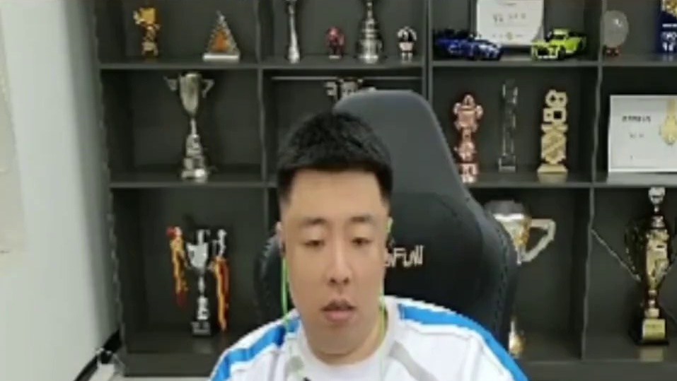 各大职业选手们看，TLG2:1战胜EP，完成让一追二！EP三狙战术逐渐露出破绽，马哲看笑了！