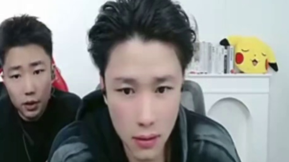 各大职业选手们看，Koi和9u残局1v1，Koi用审判者对着9u的屁股一脚给踹了。全员看的爆笑！