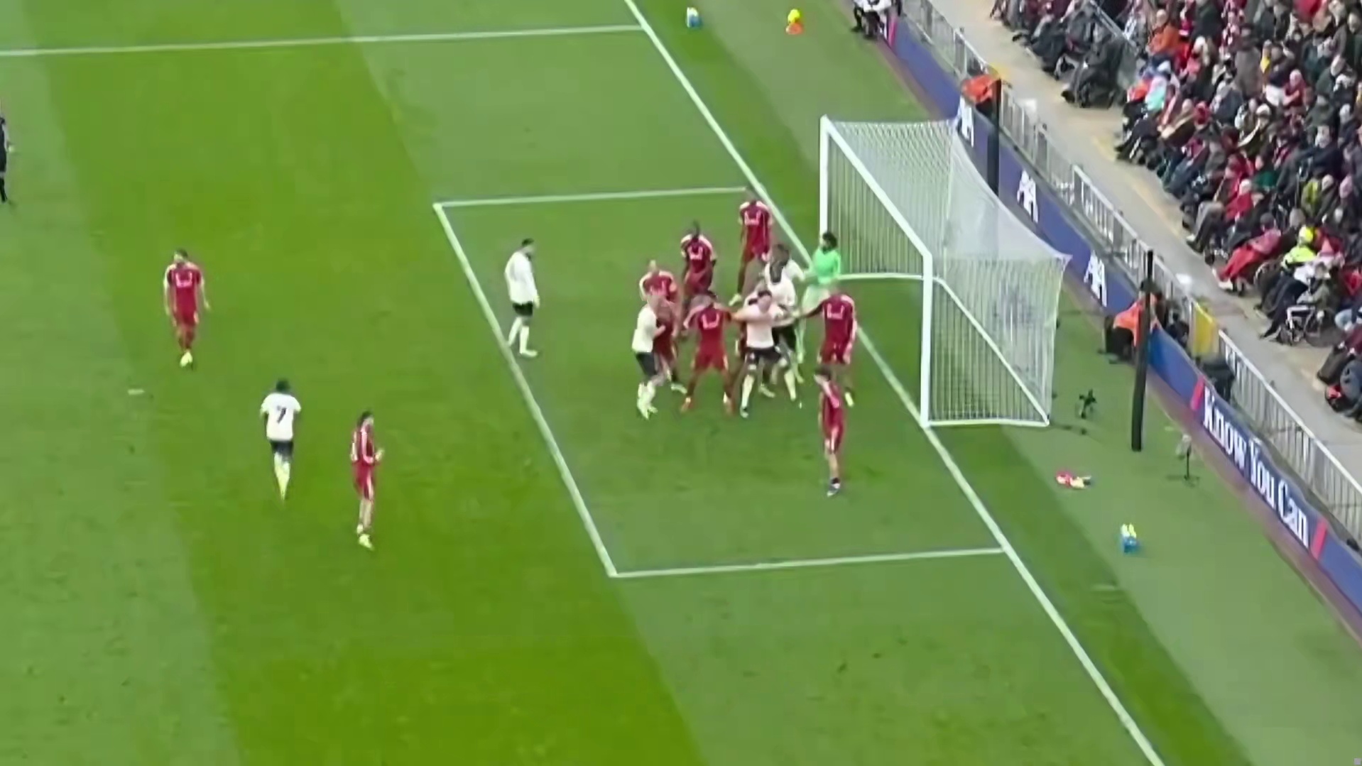 效果不错！“罚角球派专人去挤门将”成为英超赛场一种风气