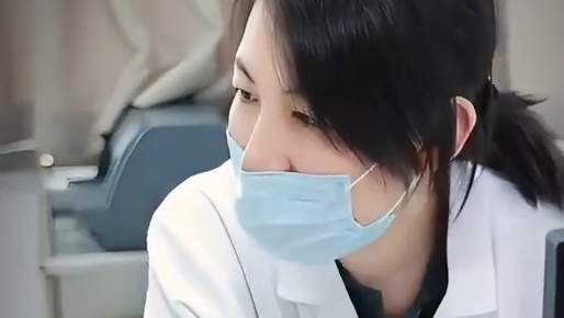 这医生虽然戴口罩但是还能看出来很漂亮，并且身高不会很低！  ​
