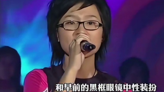 近日某红毯上，周笔畅  以少有的性感装扮出场，大胆的穿衣风格和高冷的气质，真是“又纯又欲”。