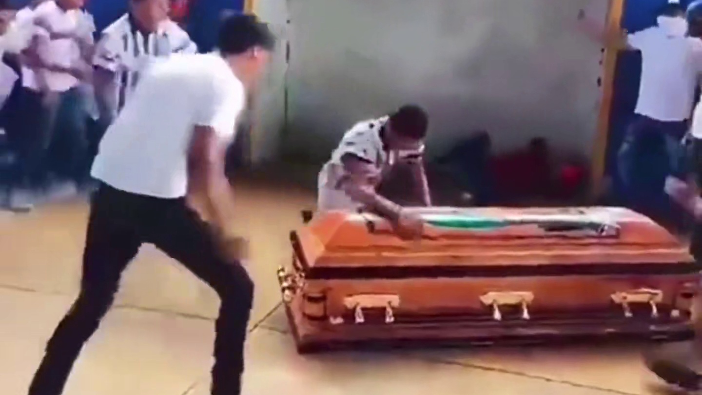 足球赛场那些感人让人窒息的暖心瞬间，这才是世界第一运动的魅力