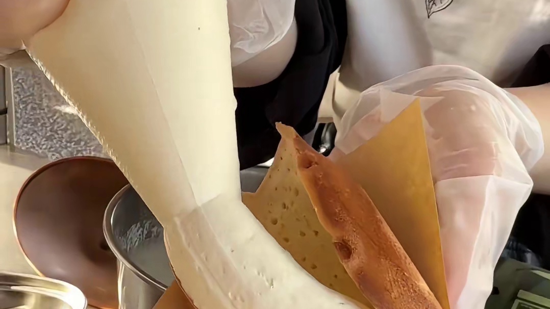 成都街头各种好吃的小吃，还有一盘就是半斤的火锅菜