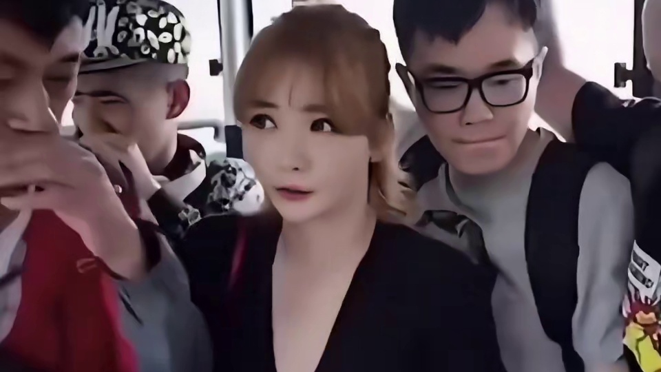 大鹏柳岩公交车上爆笑名场面