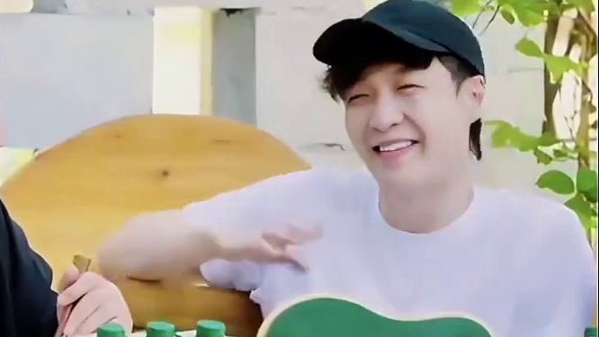 腾哥张嘴就是笑点，艺兴根本控制不住